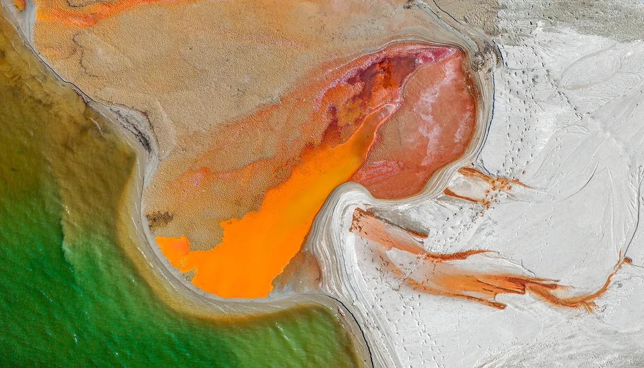 广东省新兴县共成水库上游的滩涂，像是被大自然打翻了的调色盘，色彩斑斓，美不胜收！