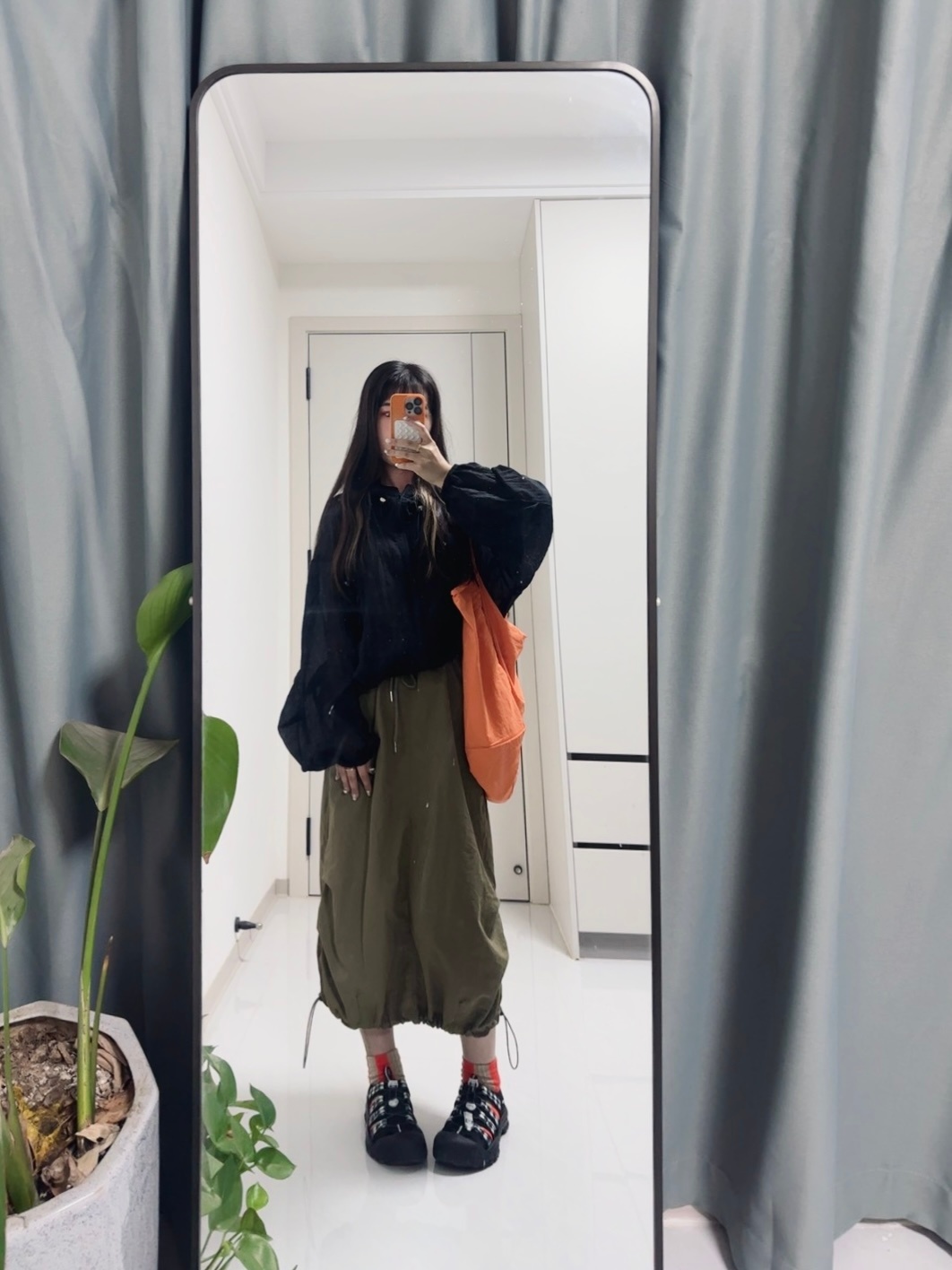 满妈的ootd 太热了 把办公室窗帘放下来了 隔绝热气今天的我风格有点不一样 