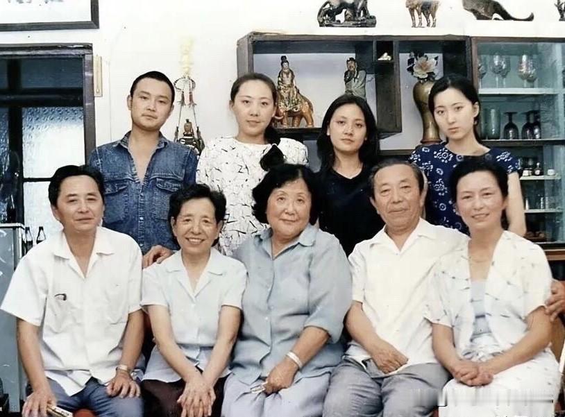 邓婕虽然个子娇小，但她的五官比较大气，几乎素颜的她看起来比陈晓旭更有气质。这一张
