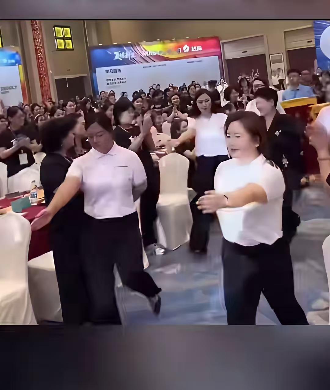 在这种场合，如果脱不了身，就两个办法，第一是追女朋友，见一个追一个。第二是使劲吃