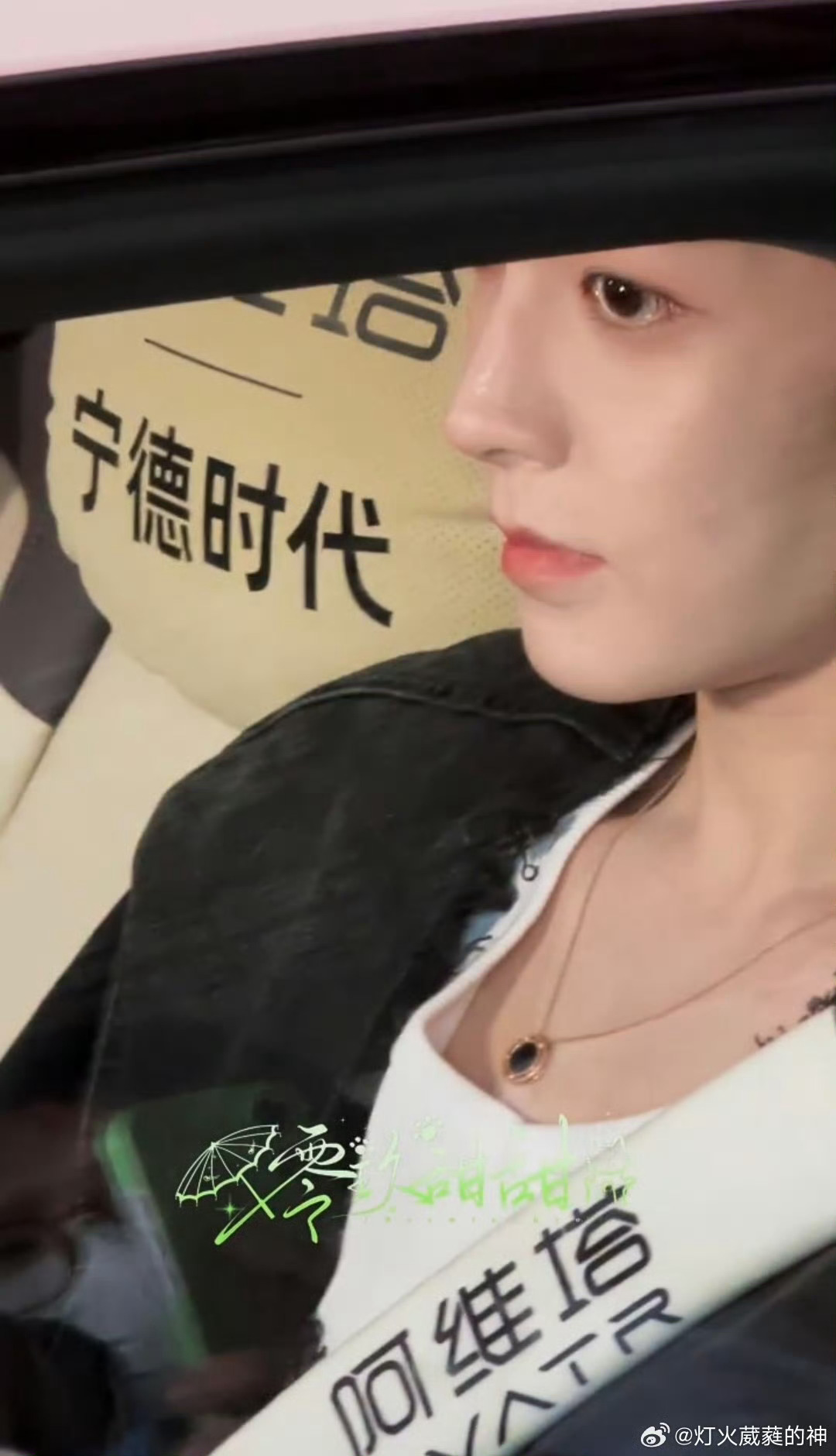 侯明昊歌手2026上班路透新鲜上班路透出炉，一身休闲造型少年感十足。从容和粉丝亲