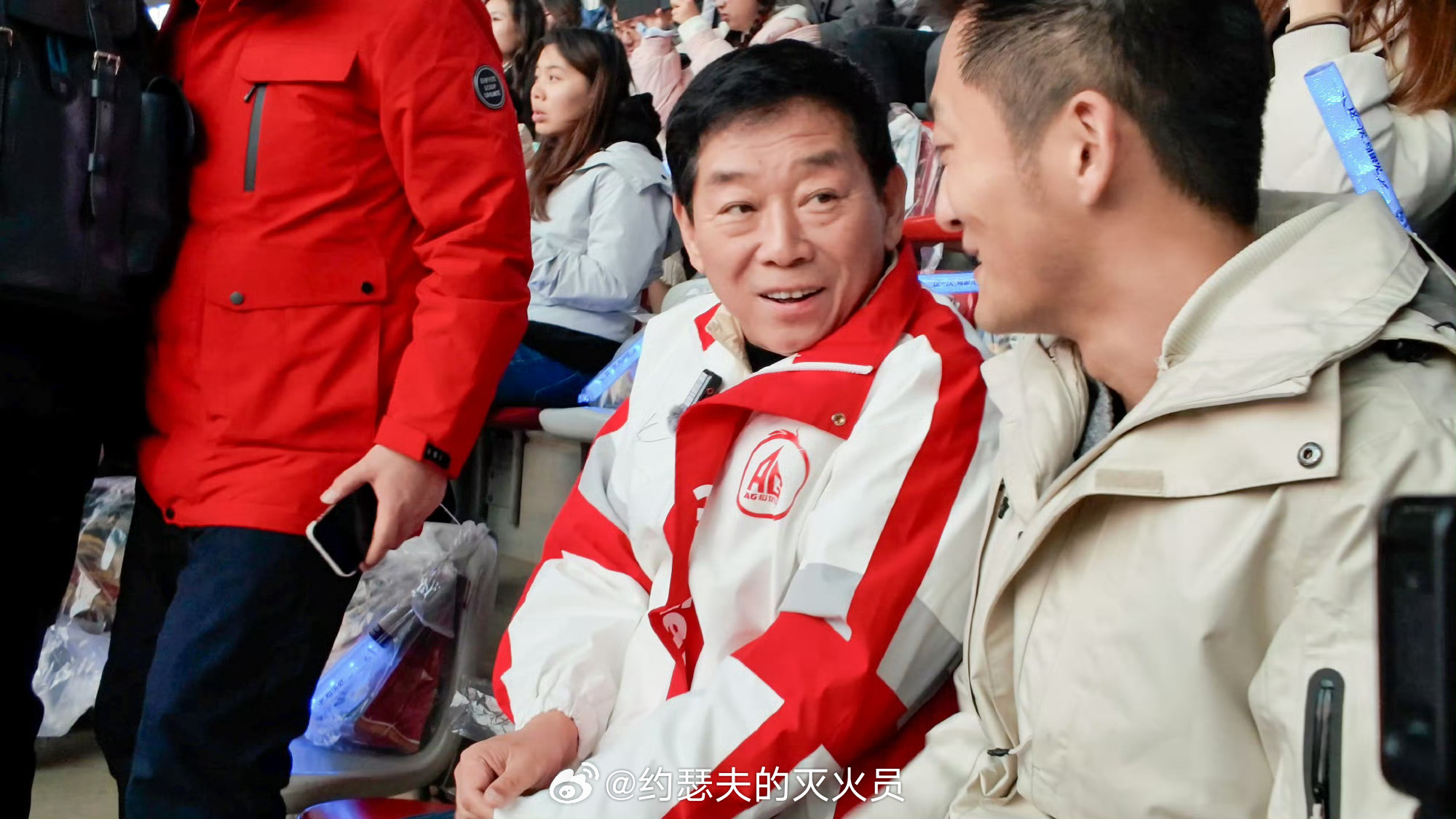 魏建军现身2025kpl年度总决赛现场一个企业想要生存下去，那么其就要尽可能贴近