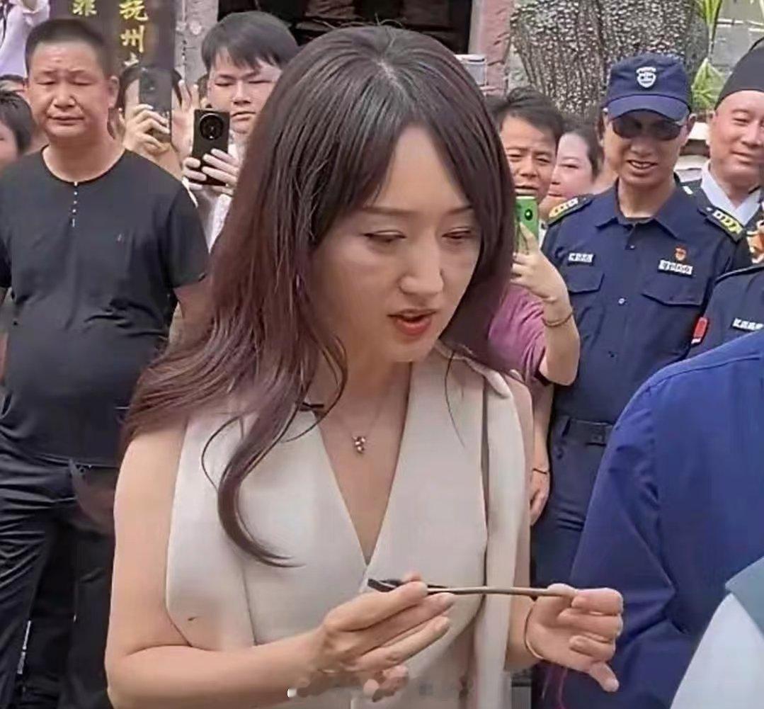 看杨钰莹的手和脸，一点都不年轻。 