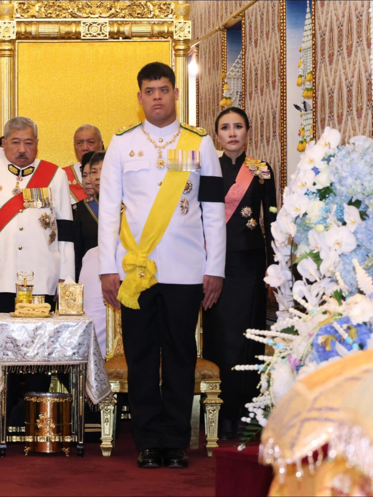 诗妮娜罕见回国，以儿媳身份出席太后葬礼
2025 年 10 月 26 日，泰王主