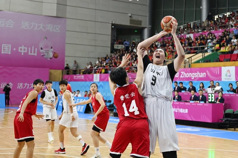 张子宇换上了，就是要打以她為主的战术，可是有队友却不理她百般挥手，就是不传她，非