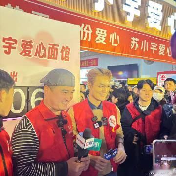 吴克群在公益的路上越走越远 公益不仅是吴克群的选择，更是他内心的呼唤。从街头到大