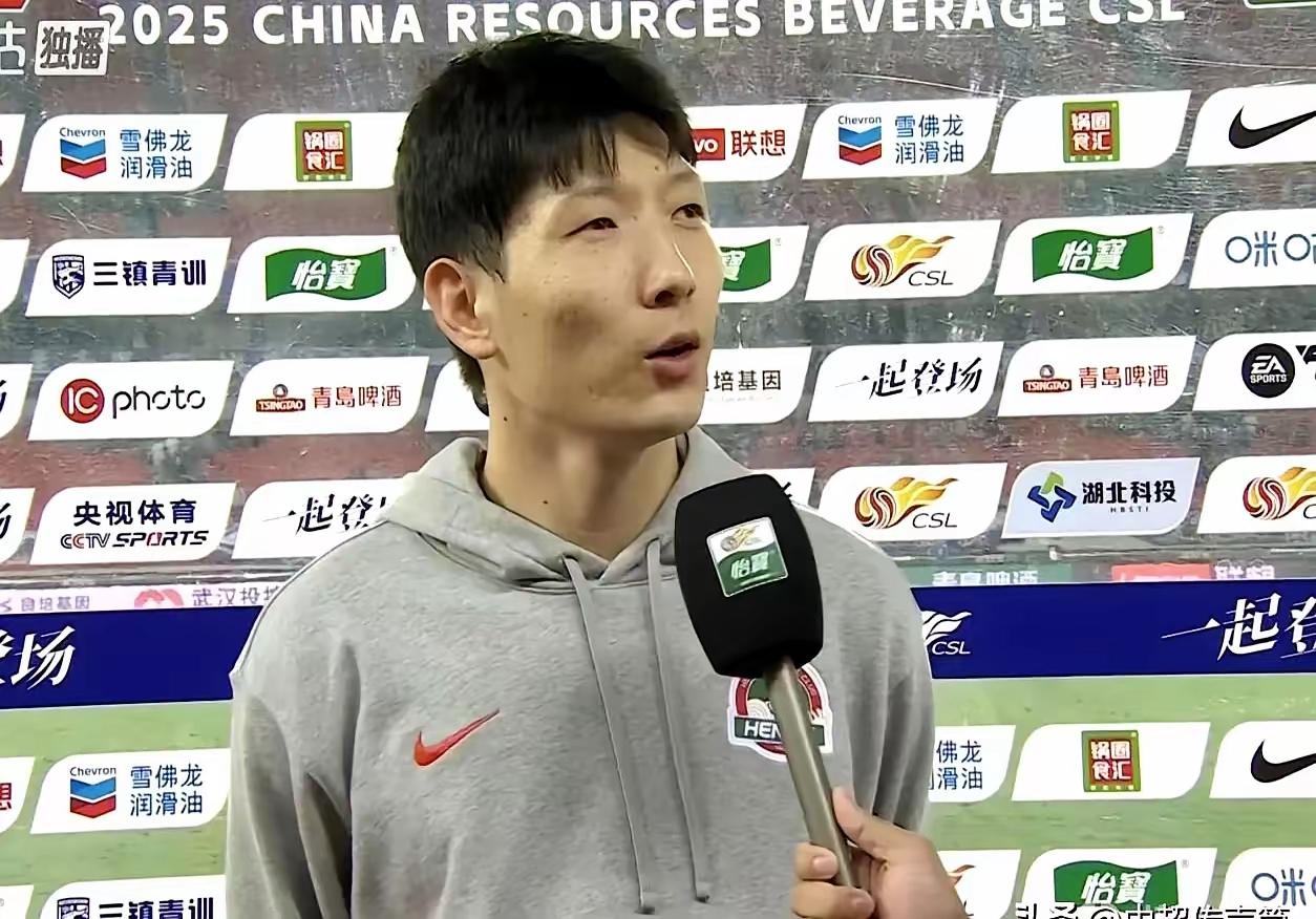 感觉这球员还没有徐新好使
虽然徐新向前欠缺，但立足中后场还是兢兢业业，偶尔还能来