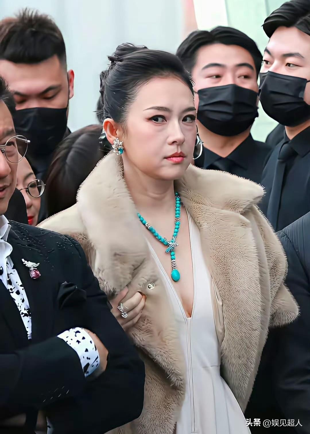 有没有发现，离婚后的章子怡，总给人一种用力过猛的感觉？
 
跟年轻时那个灵动又有