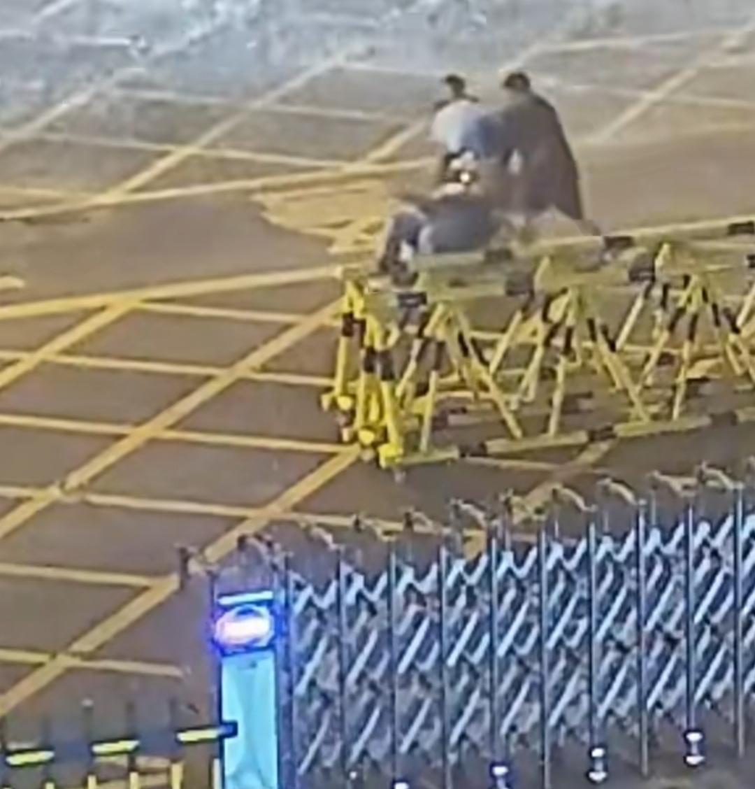 暴雨夜的温暖守护，消防员暖心接待求助一家三口
 
近日，湖南湘潭突降暴雨，一户三