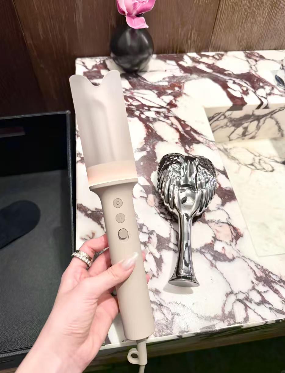 夏天卷发半天就塌？我终于找到不塌的卷发棒了

我以前夏天最崩溃早上卷完头发，中午