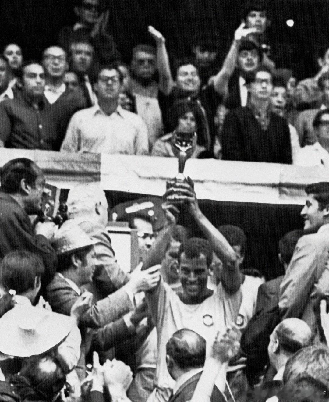 那年今日🏆墨西哥城见证决赛巴西4-1意大利一组老照片📷回到1970年属于贝利