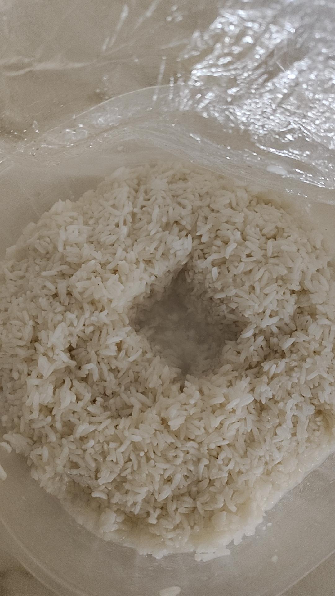 在家酿酒糟，小白也能一次成功的秘诀快码住
 
就按照网上的方法，糯米蒸好、拌曲、