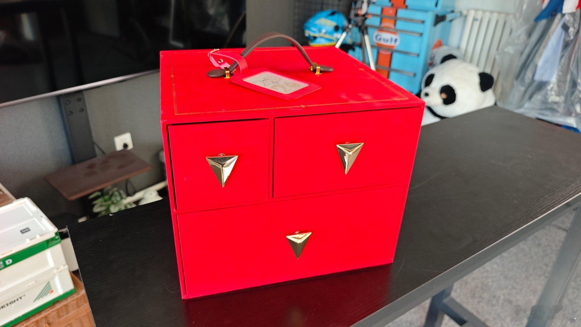 新年礼盒 猜猜里面是什么 揪个粉丝免费送～通勤包日常穿搭潮流包包搭配除夕到啦  