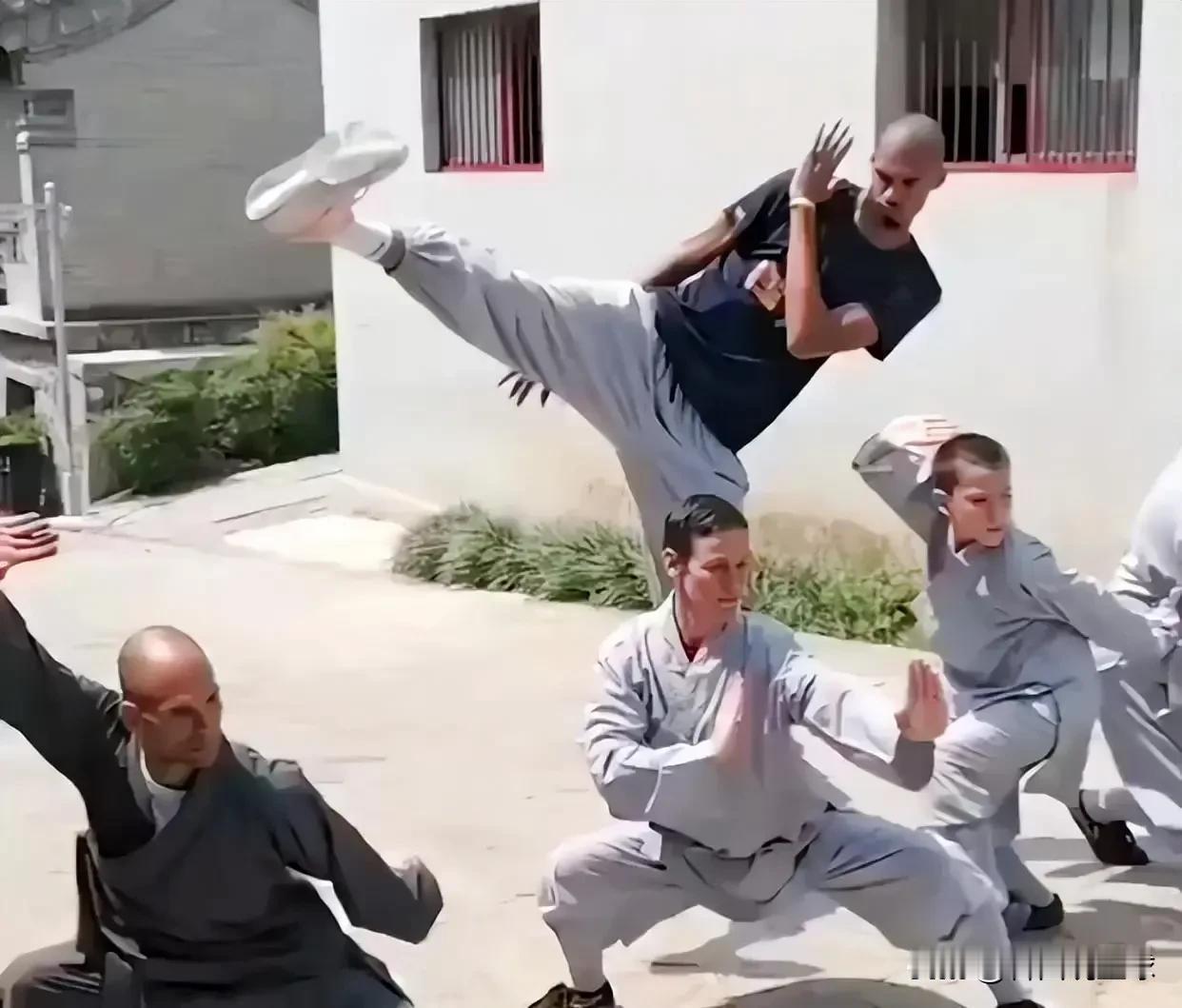 少林没白来！今天马刺对阵灰熊一战，因膝盖过度伸展休战一周的文班亚马迎来复出，登场