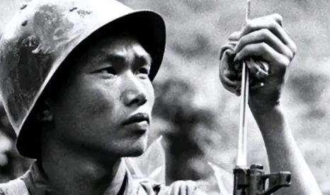 1990年重庆街头，一个农民被数十个混混围攻却丝毫不惧，他竟徒手接住扔来的板砖进