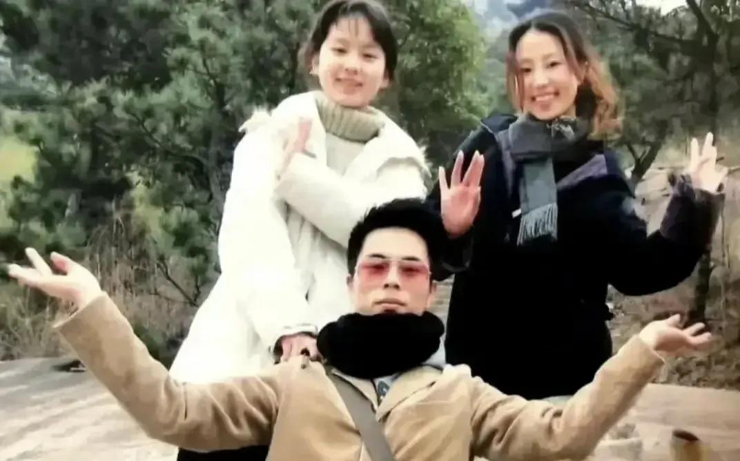 谁曾想，这个穿白色衣服的小姑娘，样貌一般，长大后却成了家喻户晓的大明星，你看出她