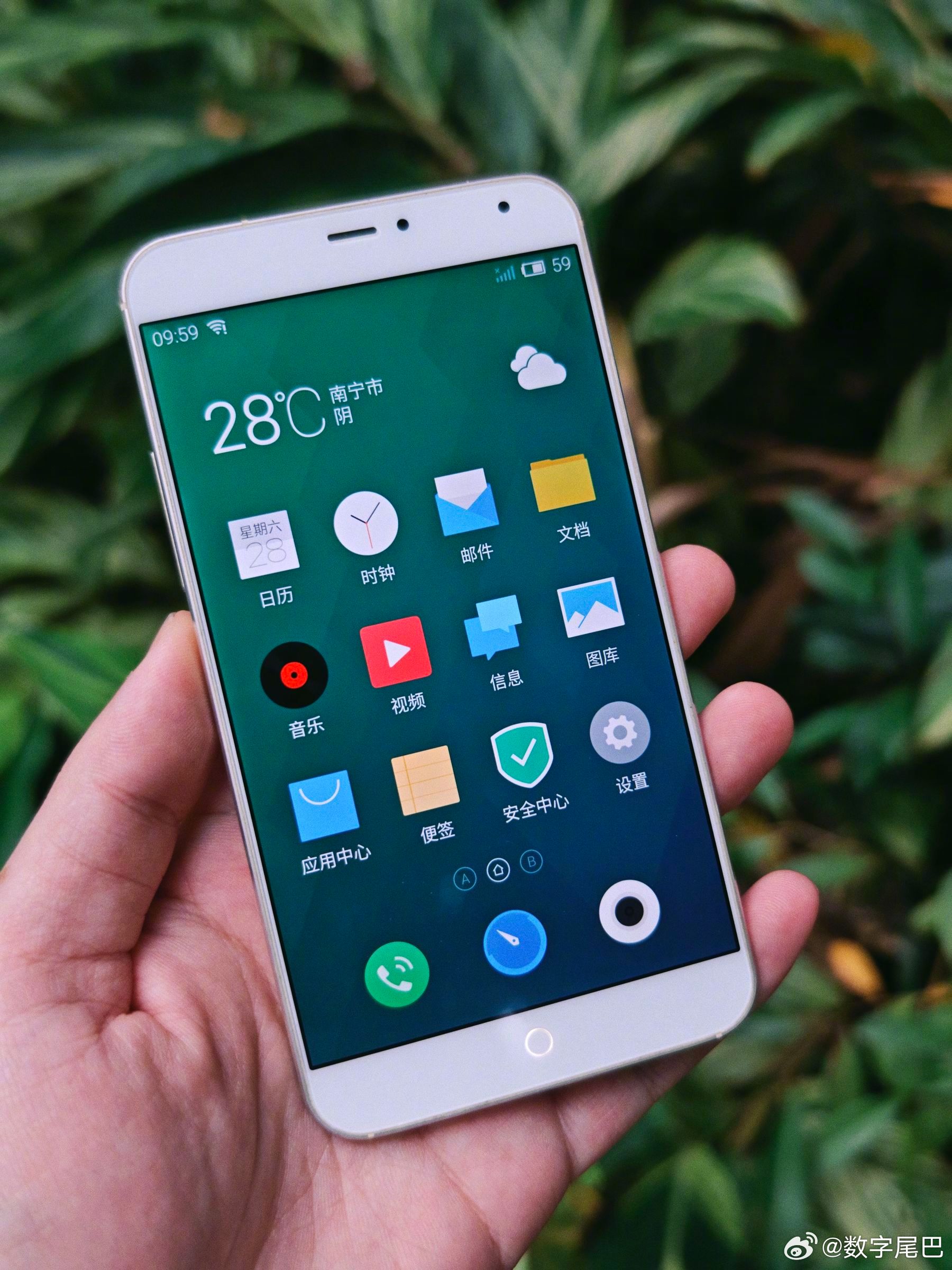 怀旧小抽屉 还留存了一台比较新的魅族 MX4，也是 2014 年最热门的手机之一