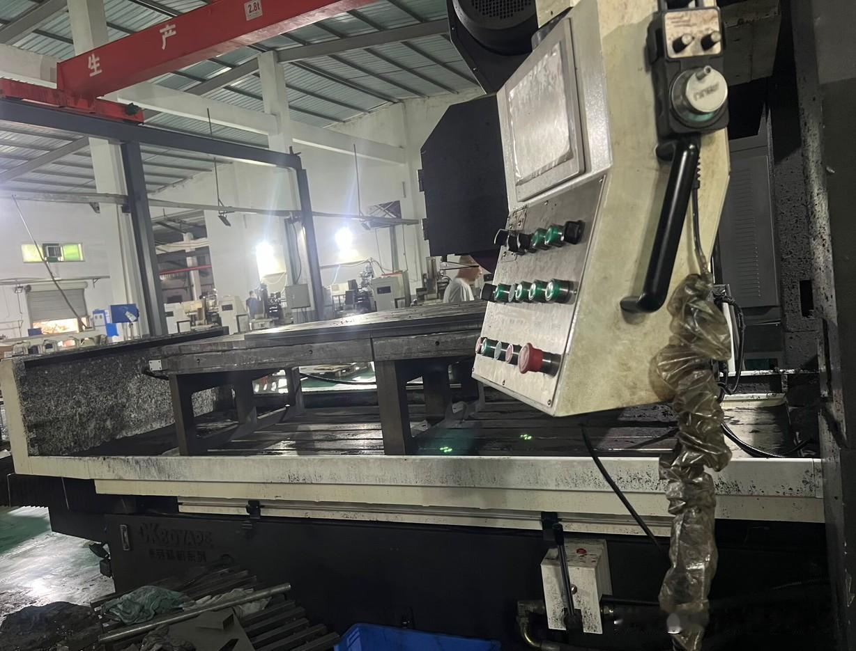 一位对机械设备里的电路不熟，在线询问一台博芽精机精密平面磨床出现故障的原因，他说