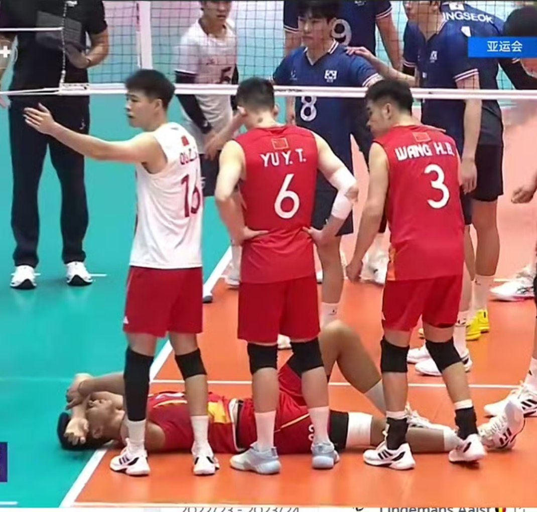 中国男排vs韩国男排亚锦赛八强战，中国男排1比3惜败韩国。中国队先拿下首局，之后