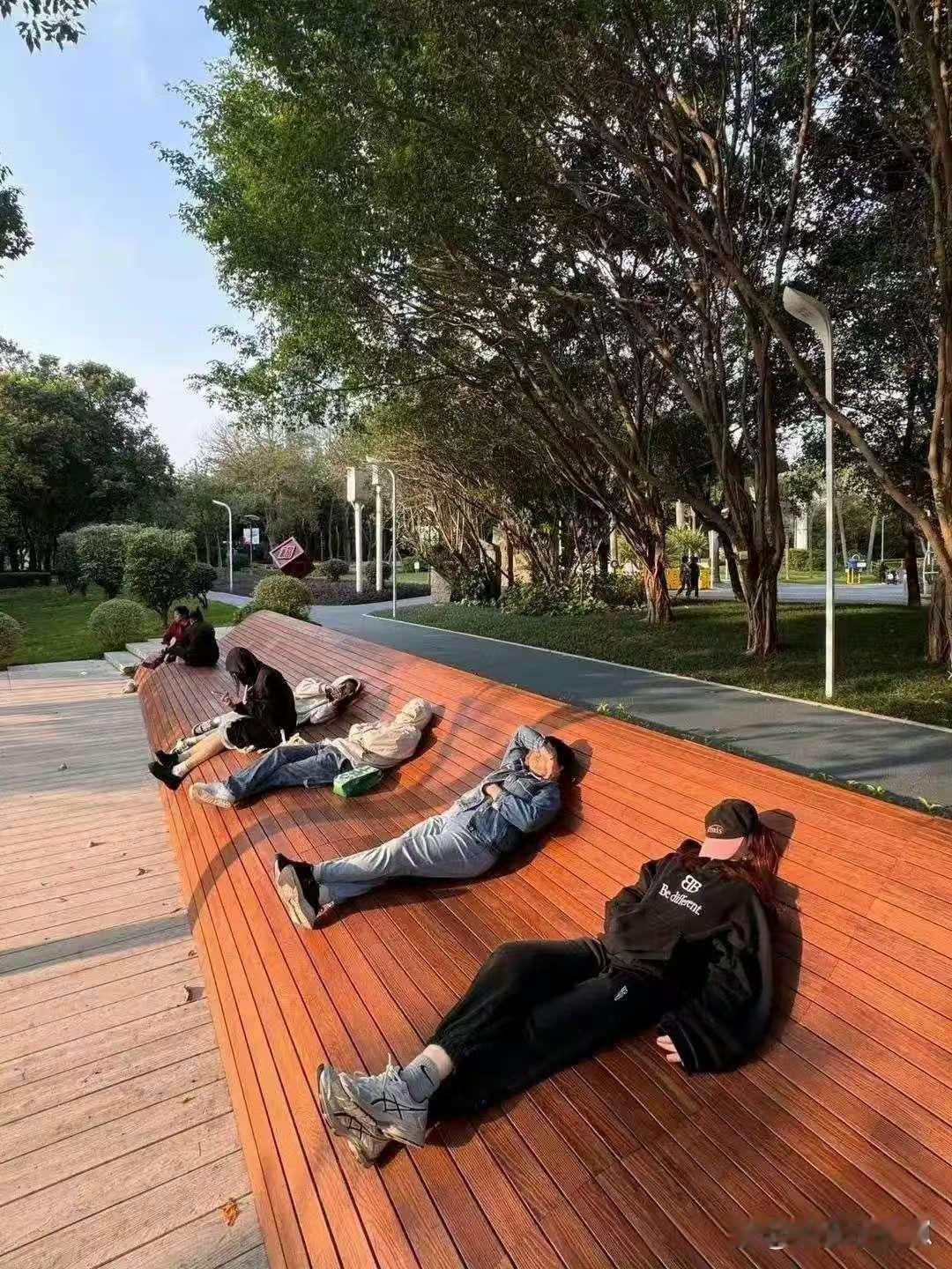 这个人怎么这么没素质在公共场合脱鞋子 