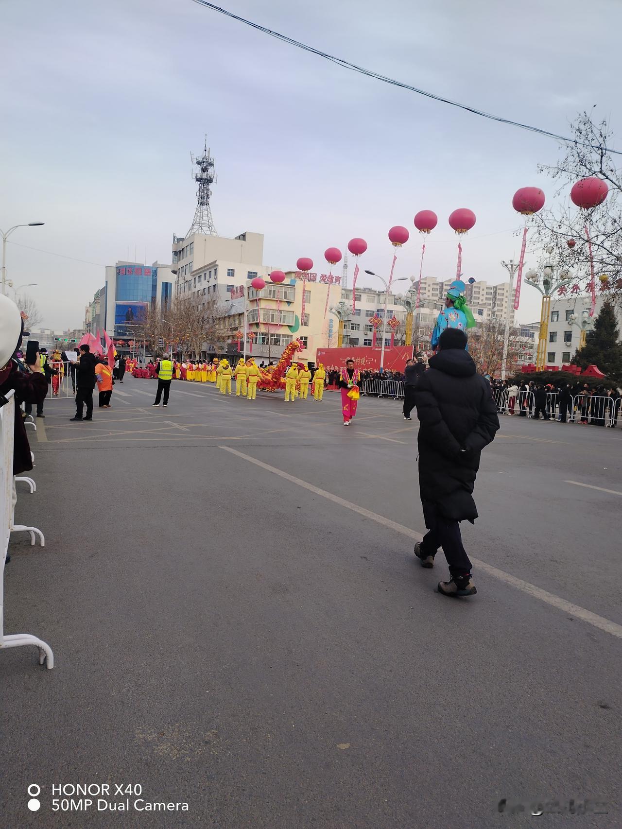 集卡领红包今天是正月初七，我们小县城里举办千人秧歌大会，我起早就去看秧歌了，还拍