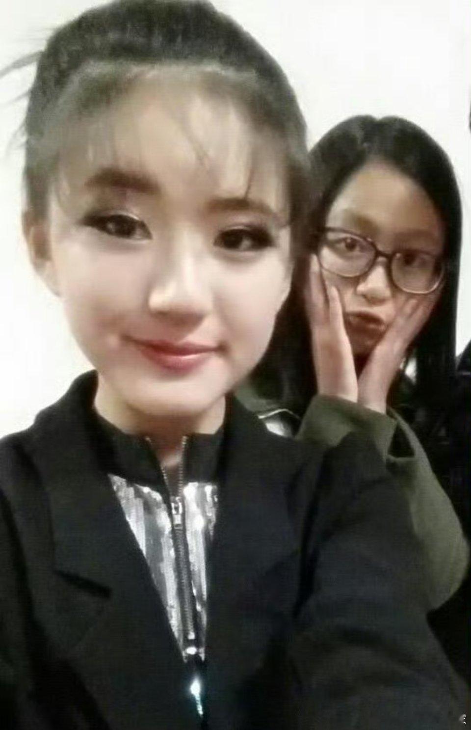 同学发的15年和赵露思合照，这个古早小烟熏全包眼线的许妍幼年体给我萌得不行了[期