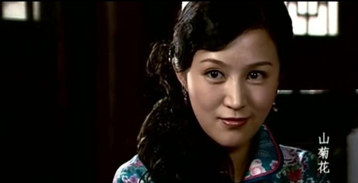 程安娜在电影《山菊花》（1982年）中饰演小白菜

她并未借助华丽的包装，仅以质