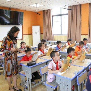 最近“小学该推进小班化教学”成了热门话题，不少家长、老师都在讨论这件事，核心就是