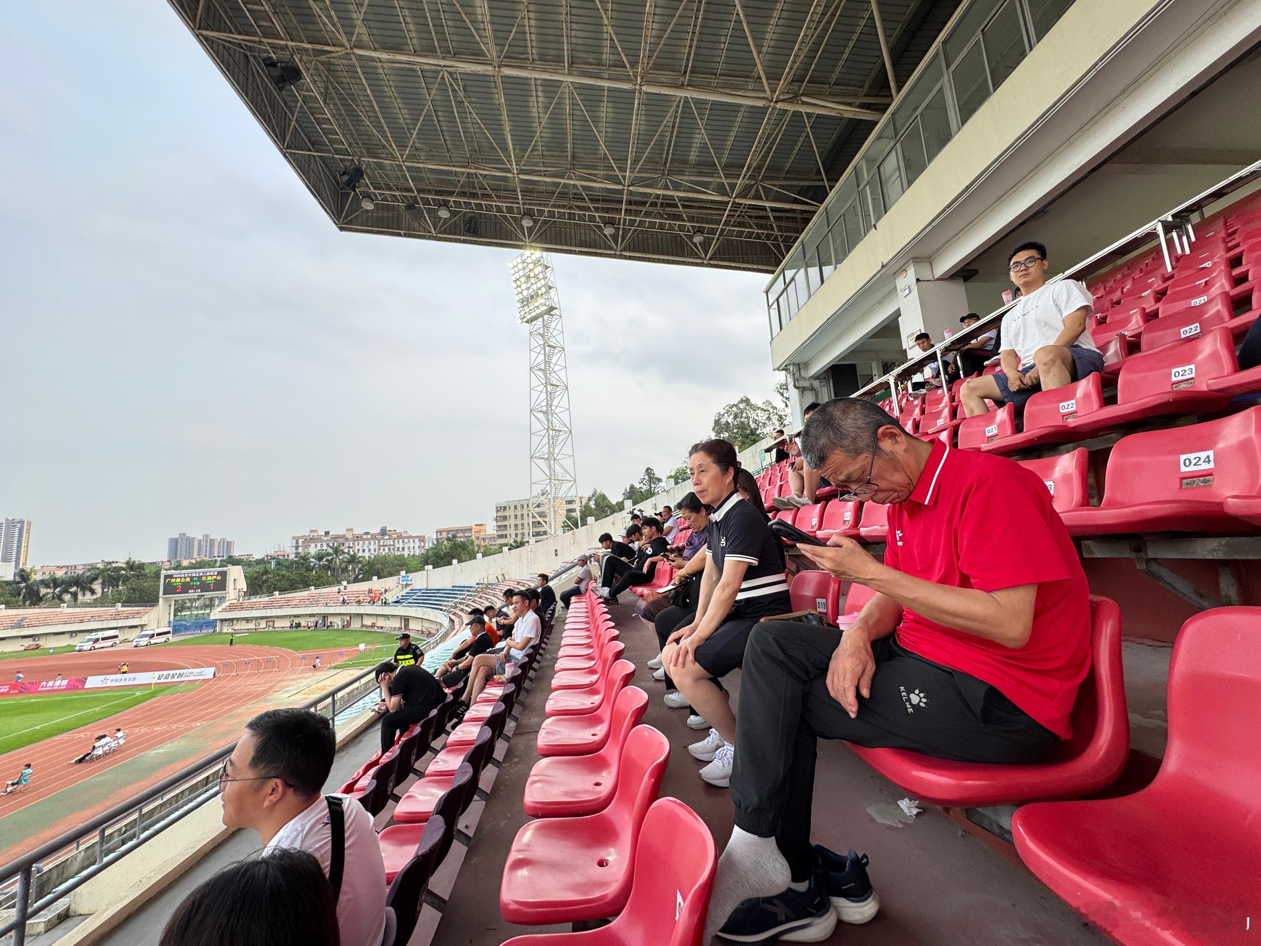 今天周五下午到花都体育场观赛的球迷人数：358 人（官方播报）鸣聊体育中乙联赛 