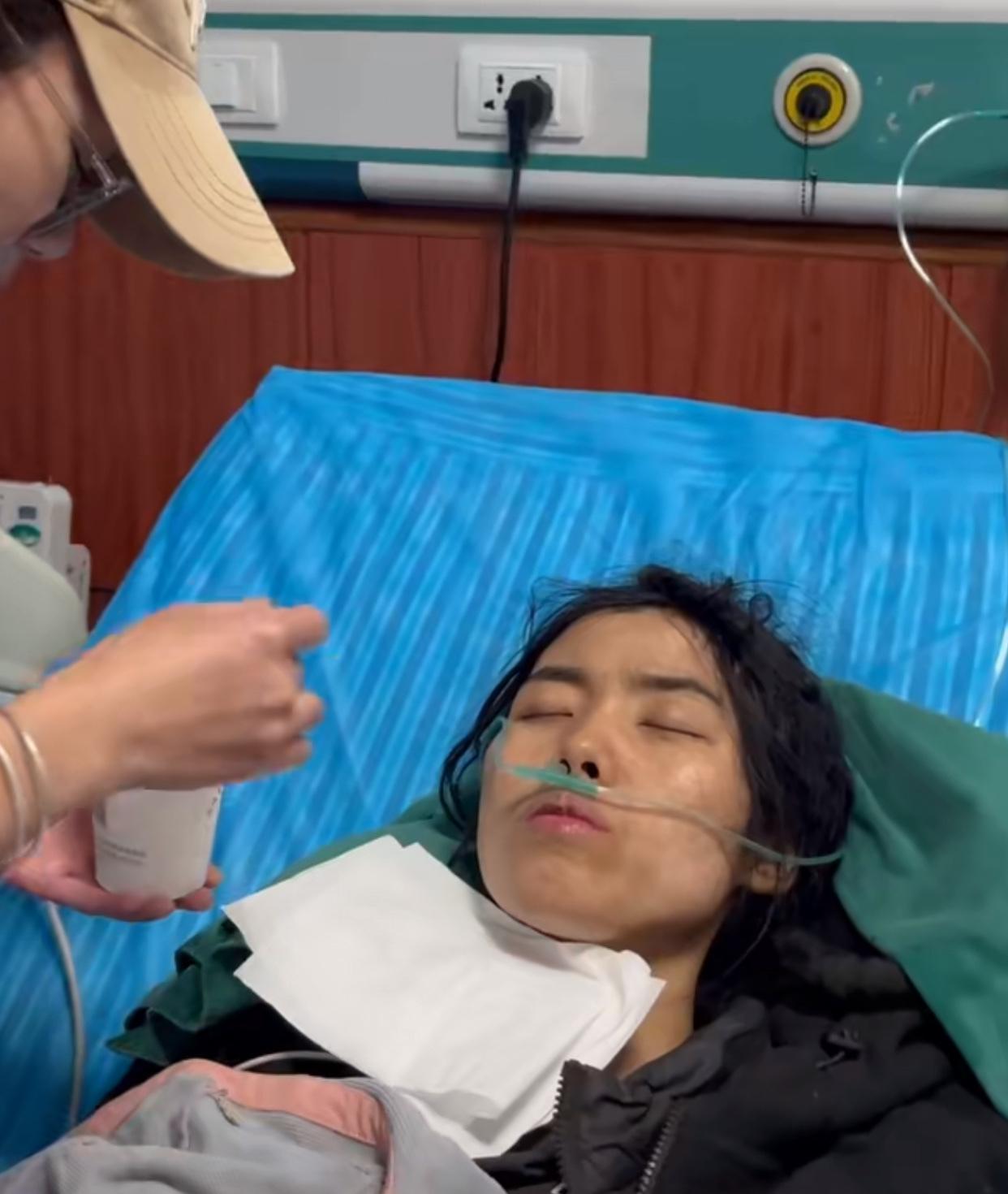 冷美人最终还是退赛了，这也是预料之中的事

开局前她就来着大姨妈，但她坚持下来了