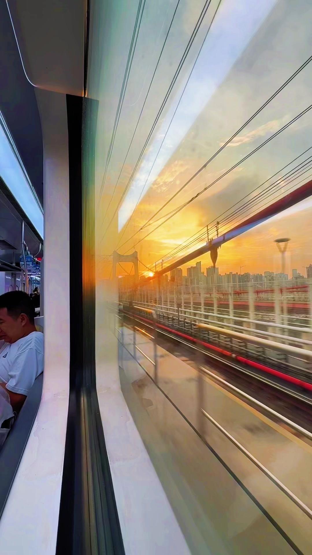 🌇鹅公岩双桥同框，环线轻轨追日落，重庆的浪漫太戳人了！
轻轨穿梭在山城，鹅公岩