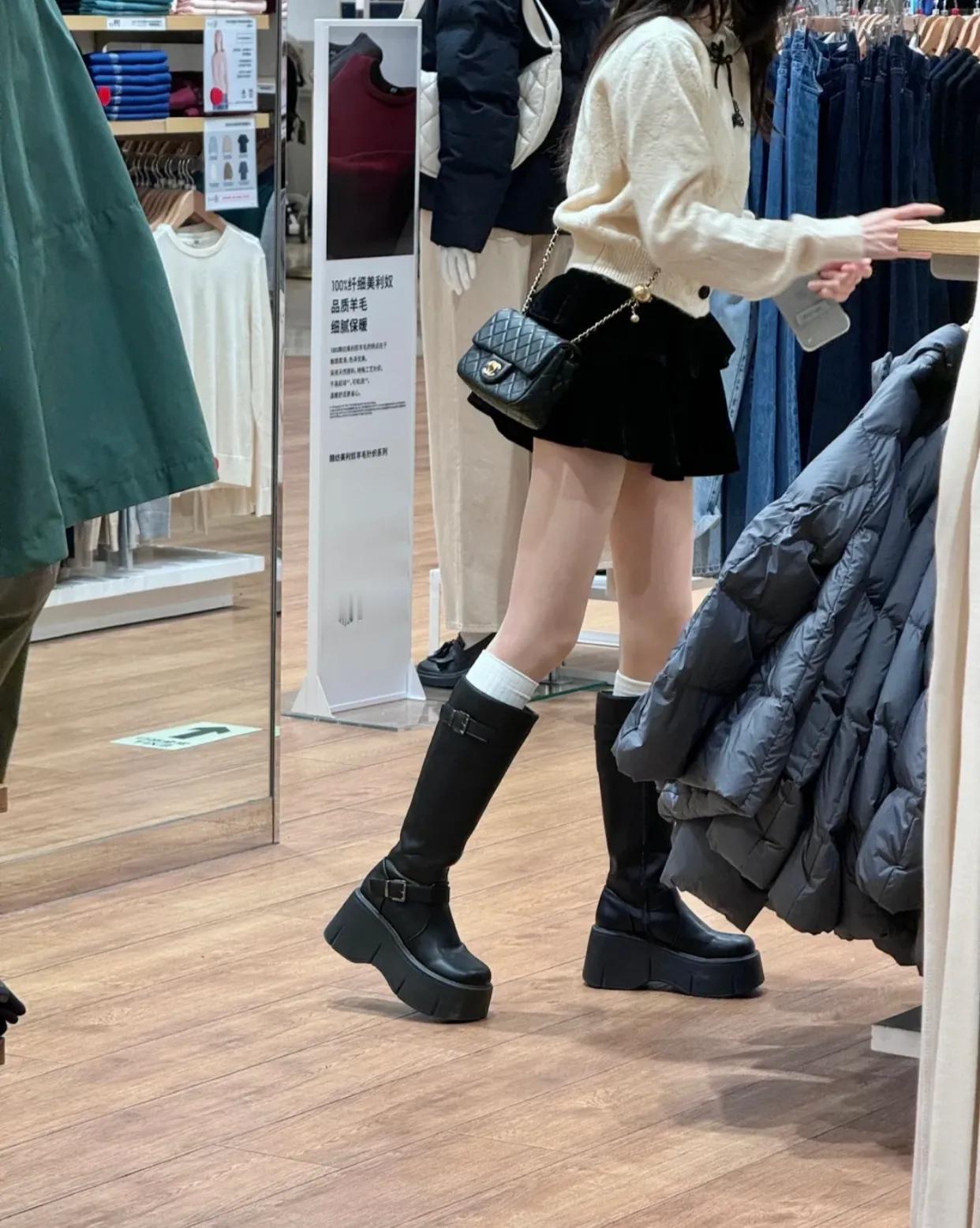 不懂！？为什么喜欢这么搭配靴子啊！！！
在优衣库偶遇的那位小姐姐，穿搭简直太吸睛