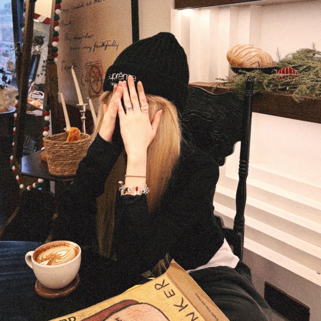 我的眼泪在房间流了一遍又一遍 我的爱人在阳台游戏开了一把又一把 