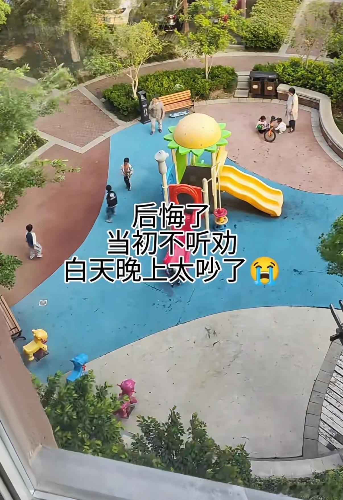 我个人买房其实喜欢朝向对着小区外围或者对着马路，因为可以望出窗外有车流在动的话感