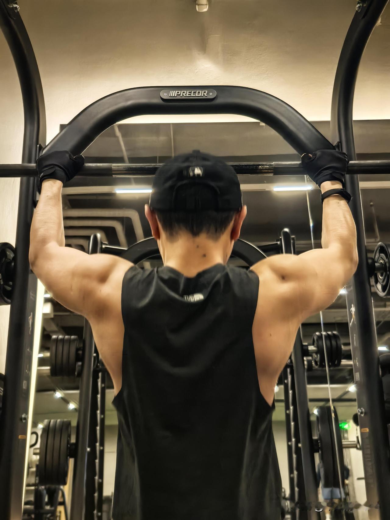 1月20日，央视主持人尼格买提更新健身plog。他发了3张背部照片，整个背部肌肉