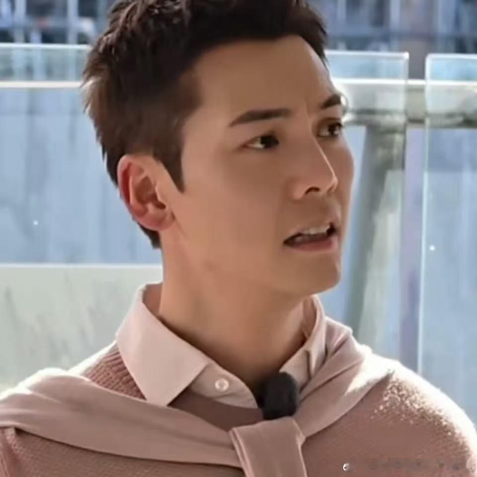 陈伟霆听出发团说粤语表情 ​​​被好命哥这个表情笑晕了～听到出发团说粤语把哥震惊