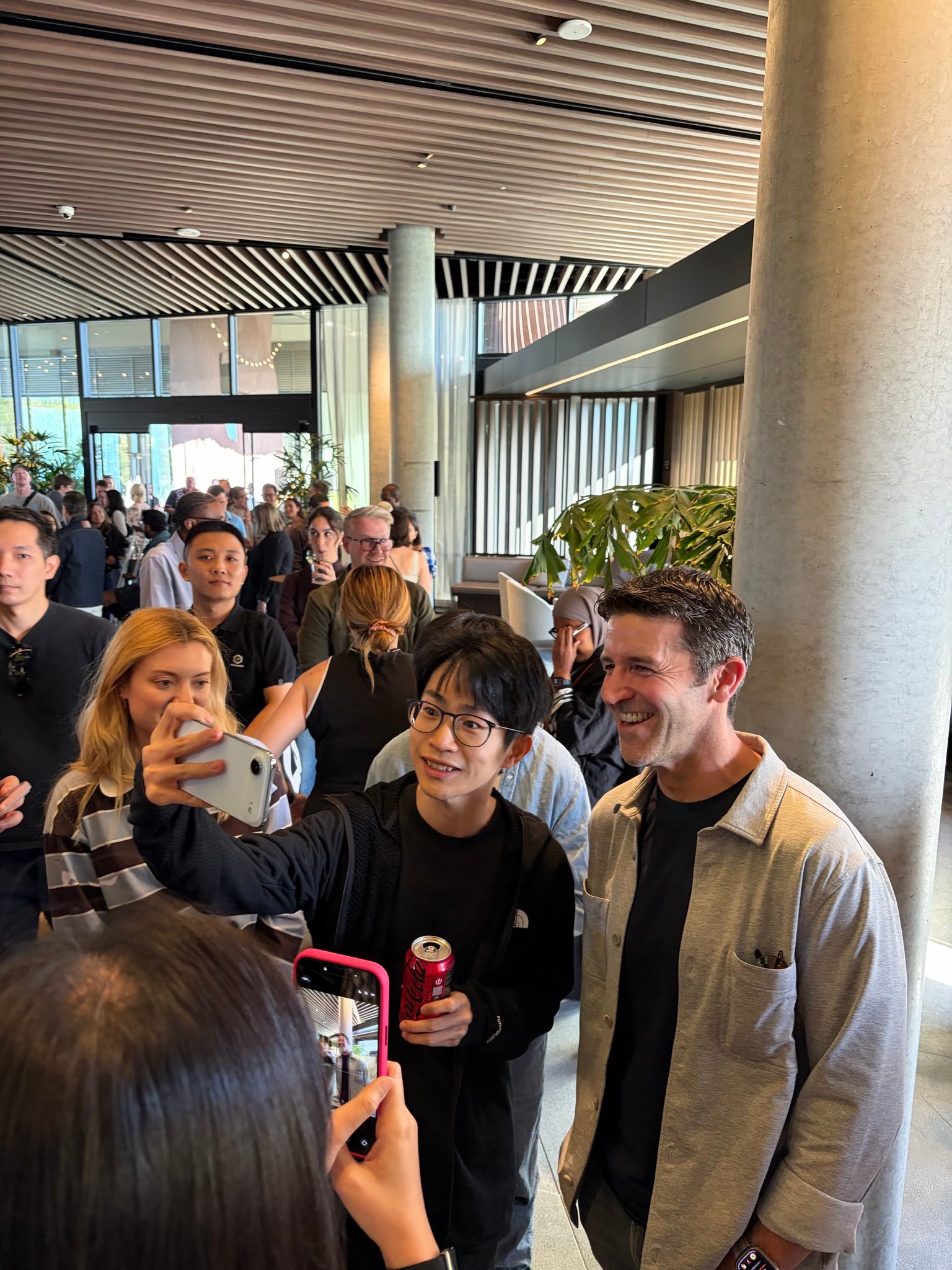 苹果新CEO现身WWDC晚宴库克时代的最后一届 WWDC，聚光灯却悄悄打在了新 
