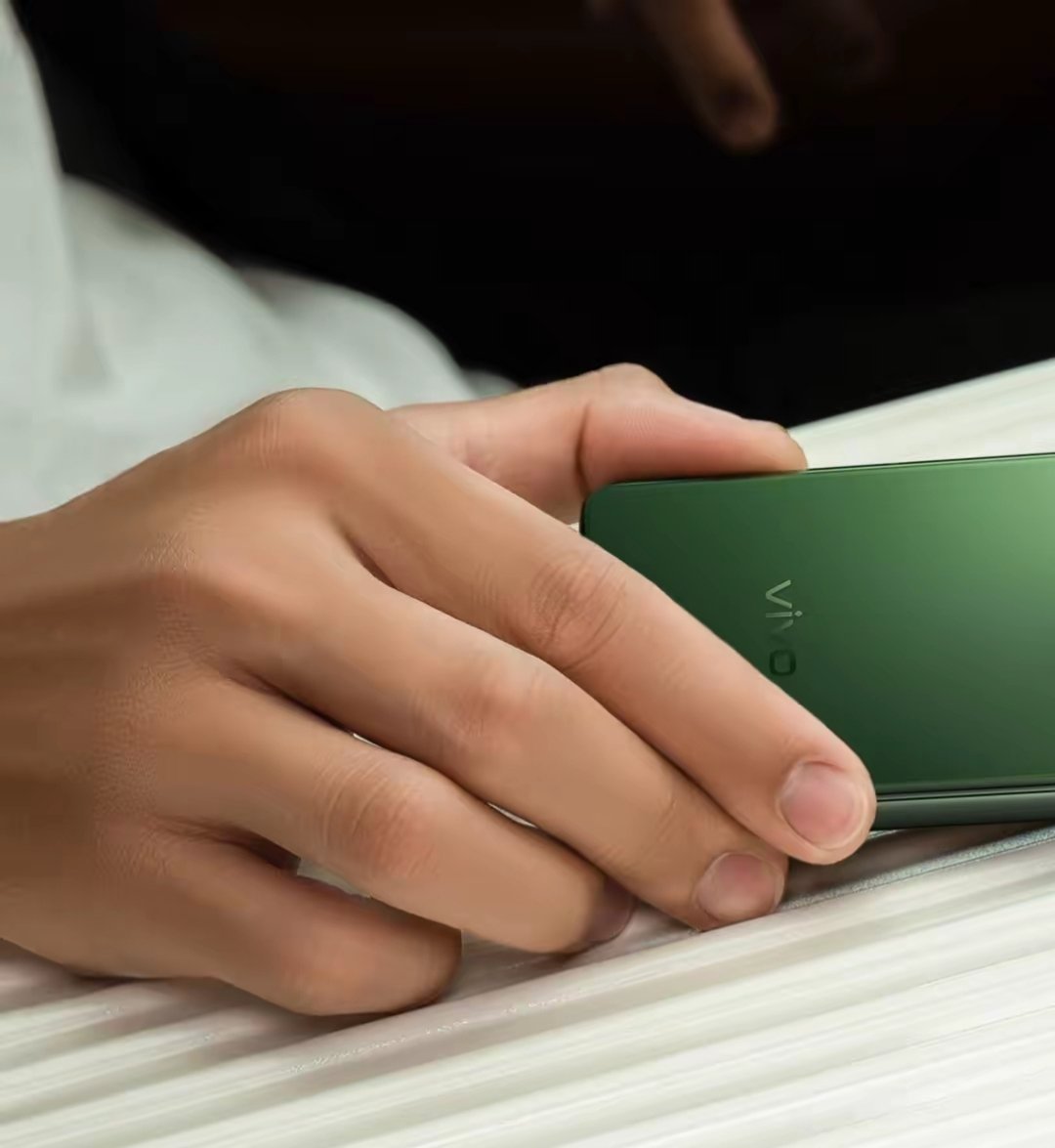 【vivo X Fold5全新青绿色真机首秀，韩伯啸称“豪车同款”配色】vivo