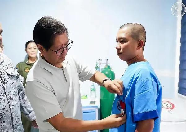 7月20日手持棍棒，在我仁爱礁海域恶意挑衅我海警的菲律宾海军暴徒，遭我海警反击受