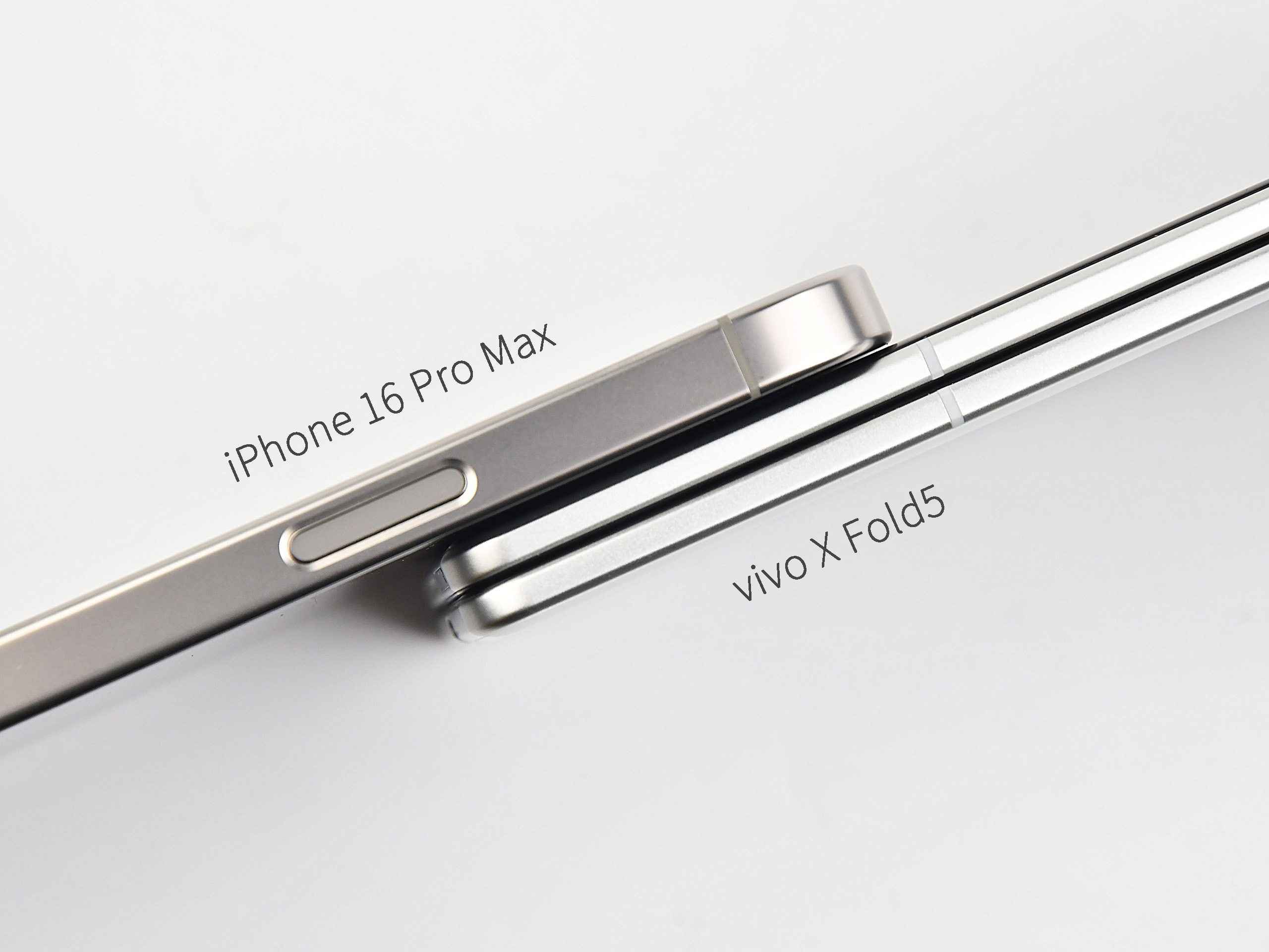 vivo X Fold5 看一下厚度和 iPhone 对比 ​​​