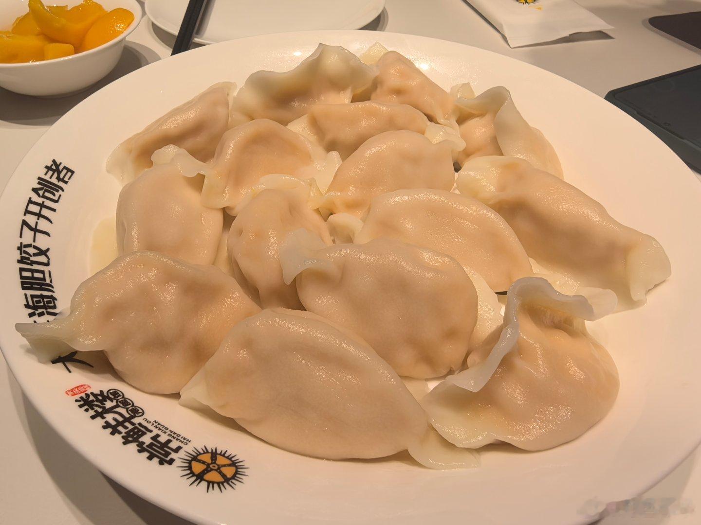 美食探店黄小鱼和黄小驰国庆游辽宁  哦哦哦哦哦，这海胆饺子，满满的海胆，好吃！没