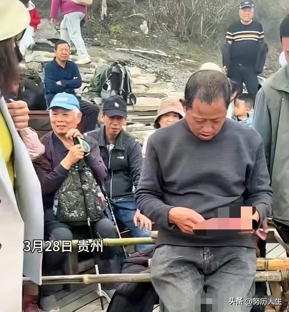 泪目！贵州梵净山，两名轿夫坐在路边，眼巴巴看着游客一个个走过，没人停下来，一年轻