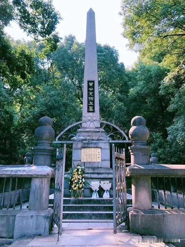 岳麓山——堪称民国版的八宝山！
去过岳麓山的朋友都知道，岳麓山虽然不高也不大，却