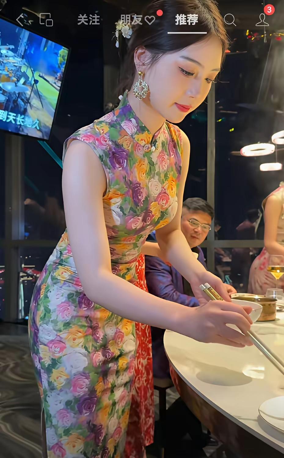 一群四肢健全的成年人围坐吃饭，非要安排年轻女孩全程伺候。倒酒、添茶、夹菜分餐，全
