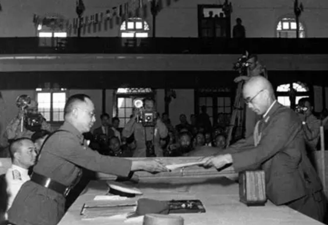 1945年日本投降，作为战胜国代表的何应钦，在面对冈村宁次递过来的投降书时，他居