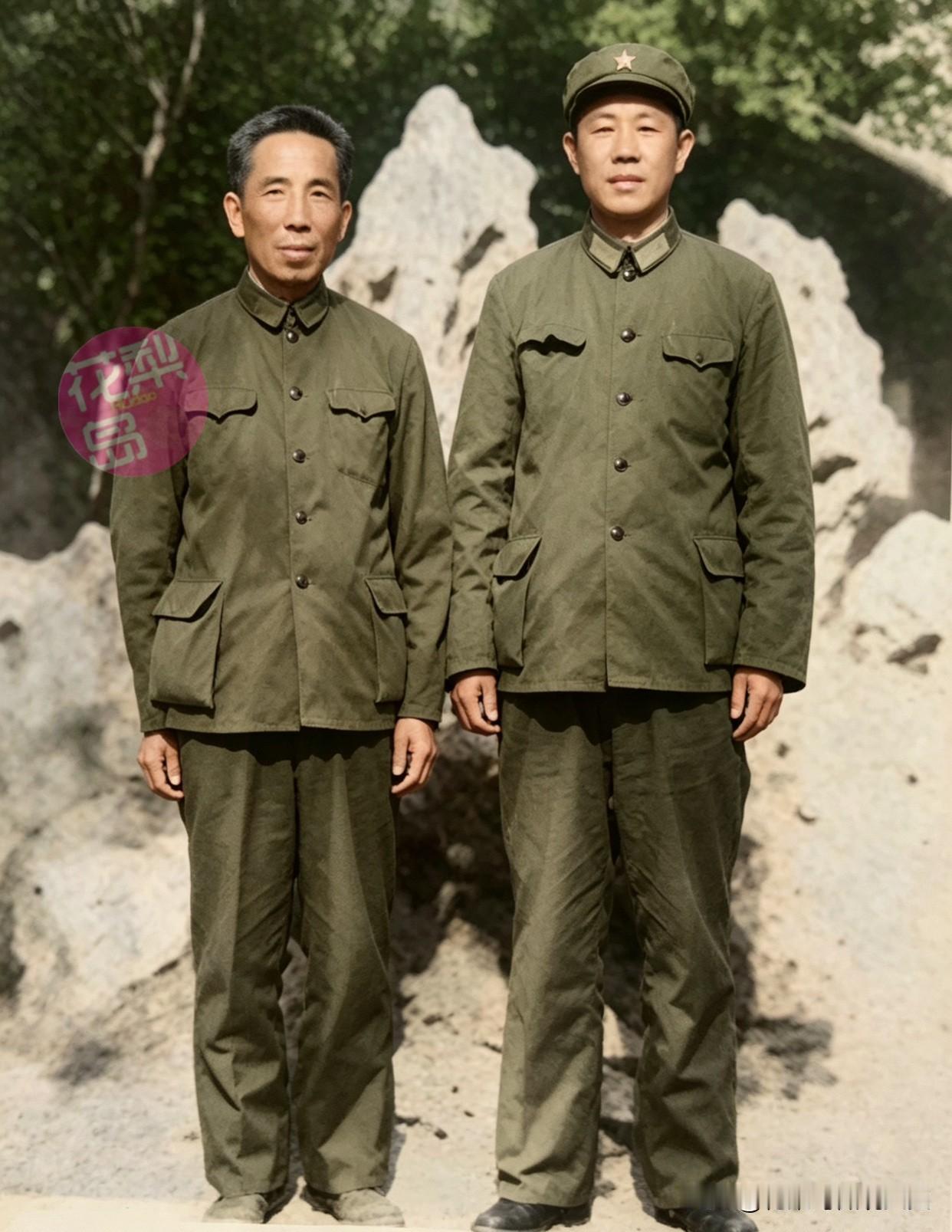 这是琼崖纵队两位高级将领，吴克之与符荣鼎解放后的重逢合影。
右边是吴克之，曾任琼