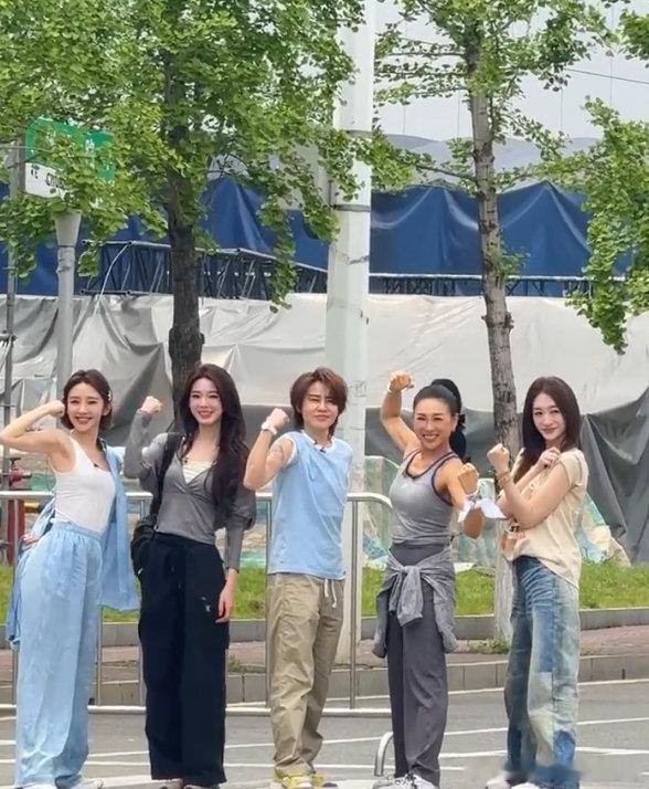 王濛被唐艺昕推出来饭撒唐艺昕推王濛上班饭撒 乘风2026饭撒状态超好，三位姐姐颜