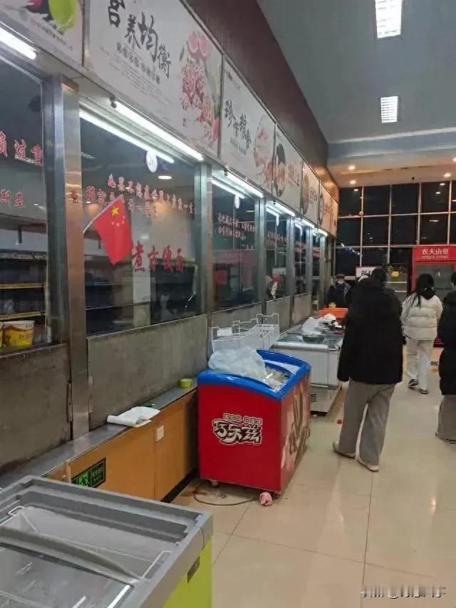 最近，济南大学的学生们因为“泡面价格之争”议论纷纷。原来，食堂里有个大叔卖煮泡面