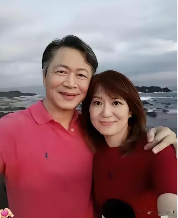 岛内知名时事评论员赖岳谦，和资深新闻主播周玉琴，这对备受两岸网友关注的夫妻。赖岳