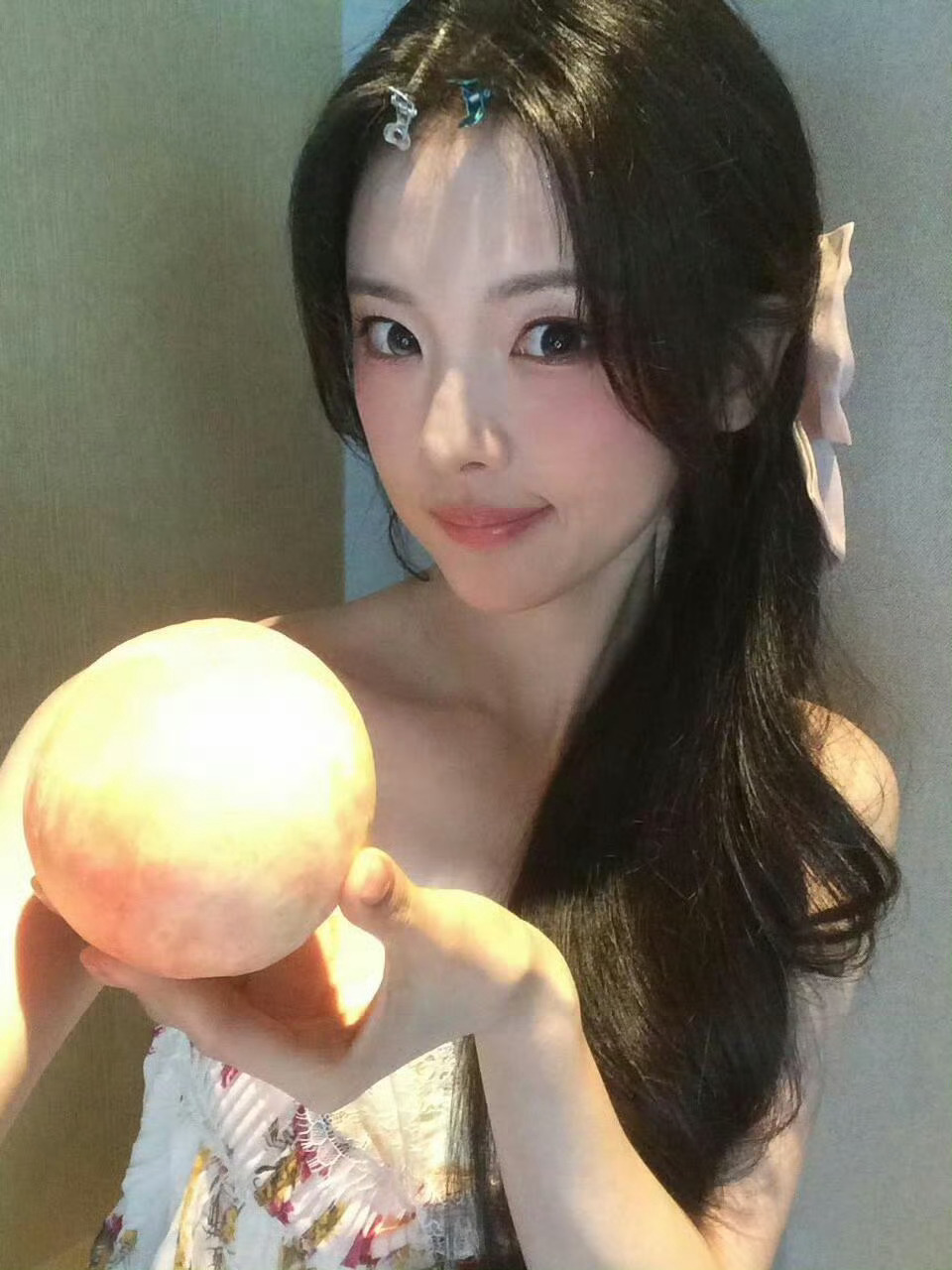 杨超越看得出来她是公主 不管是日常出镜还是工作镜头，状态一直在线，甜而不腻的长相